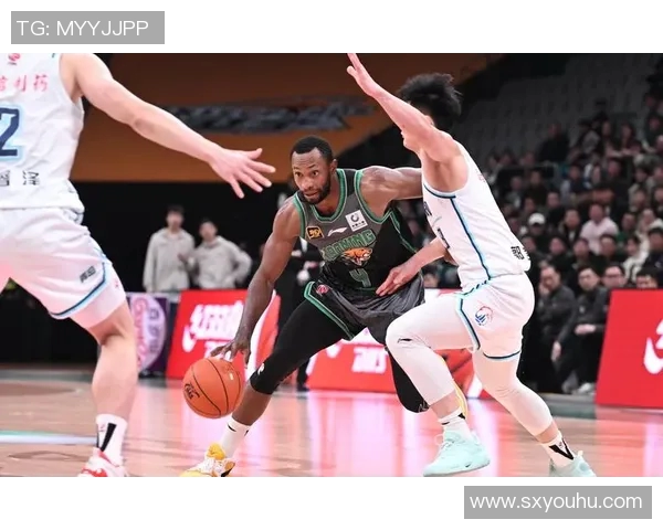 山东男篮与福建男篮激战正酣谁能在这场对决中笑到最后